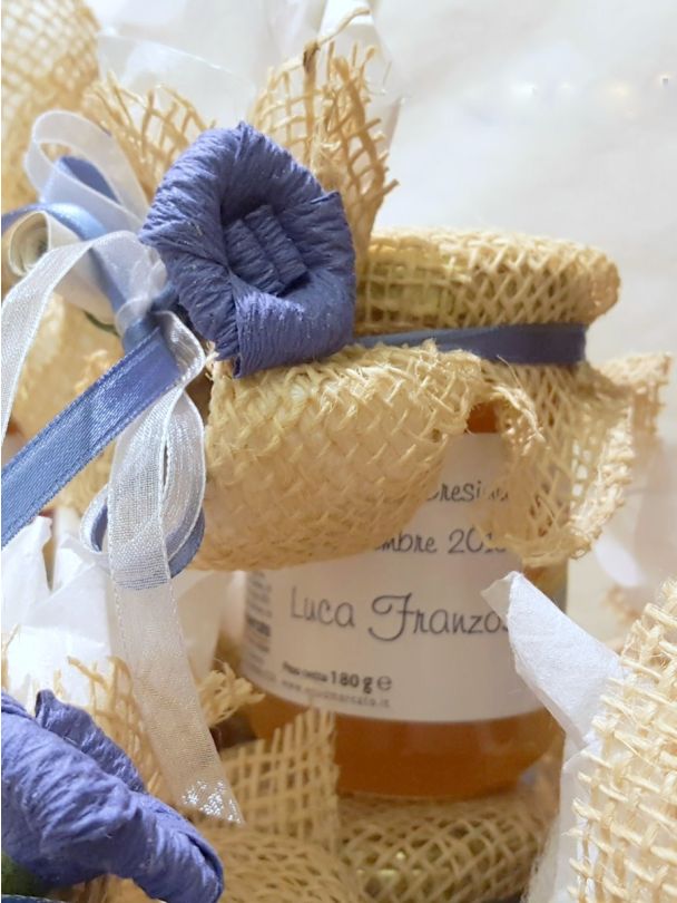 Miele con etichetta personalizzata e portaconfetti con fiore e nastri  bianco e blu